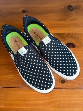 Cariuma sneakers black white polka dots